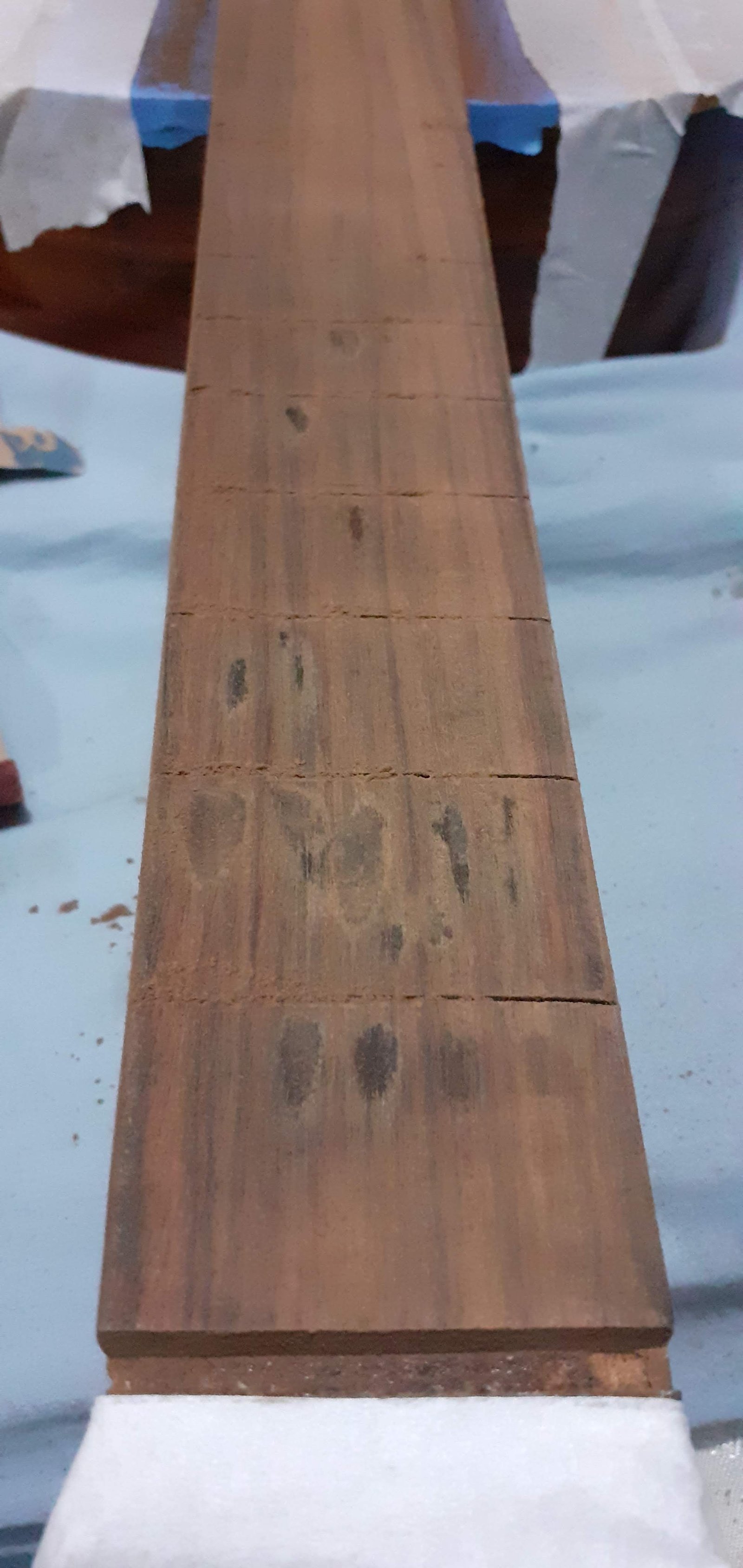 Escala lixada e nivelada, pronta para receber os novos trastes