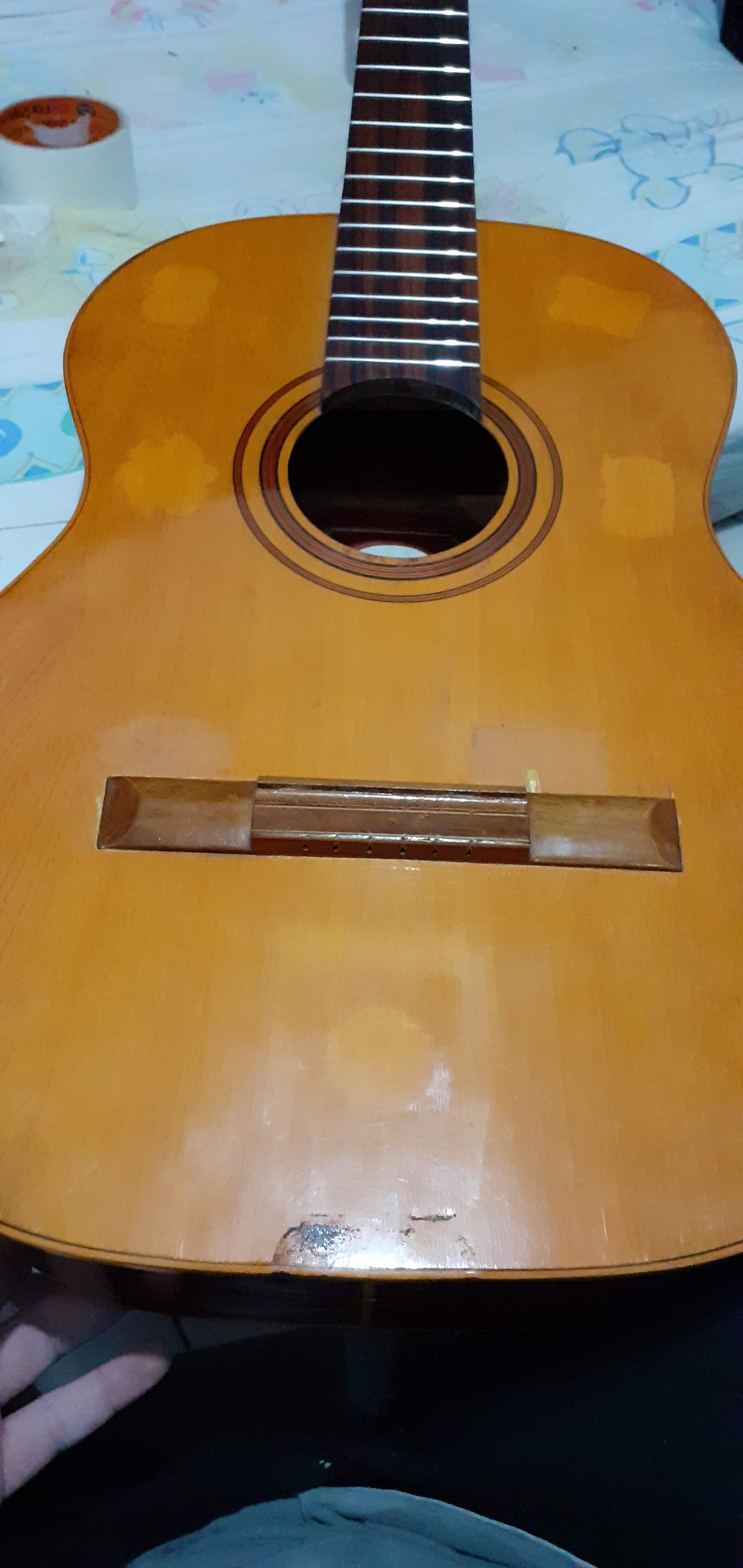 Violão finalizado, com braço colado e trastes já concluídos
