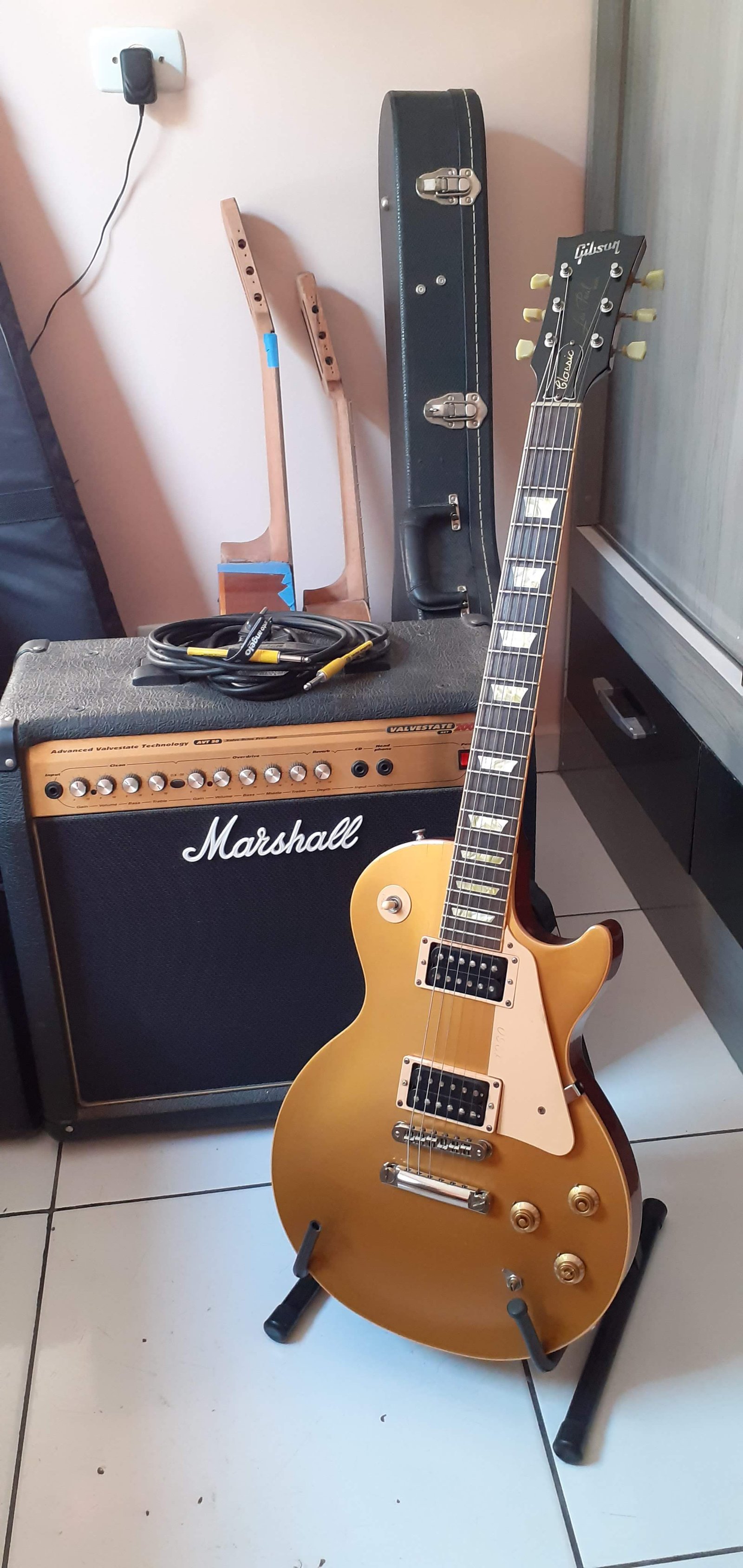 Violão de 12 cordas em regulagem