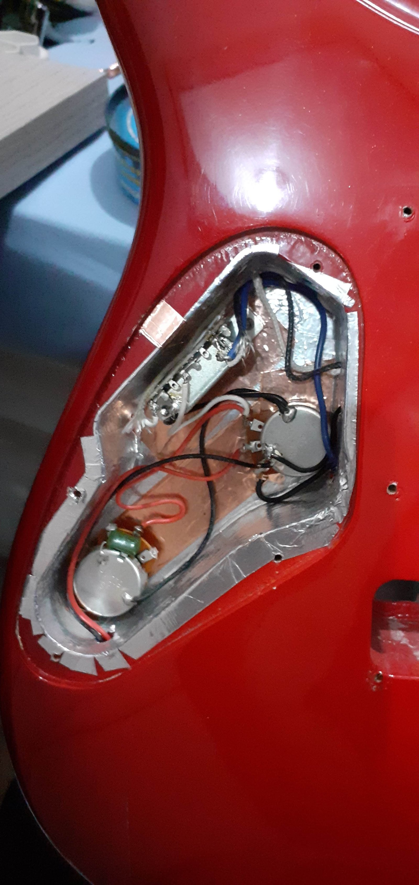 Colagem de braço e cavalete presos com braçadeiras