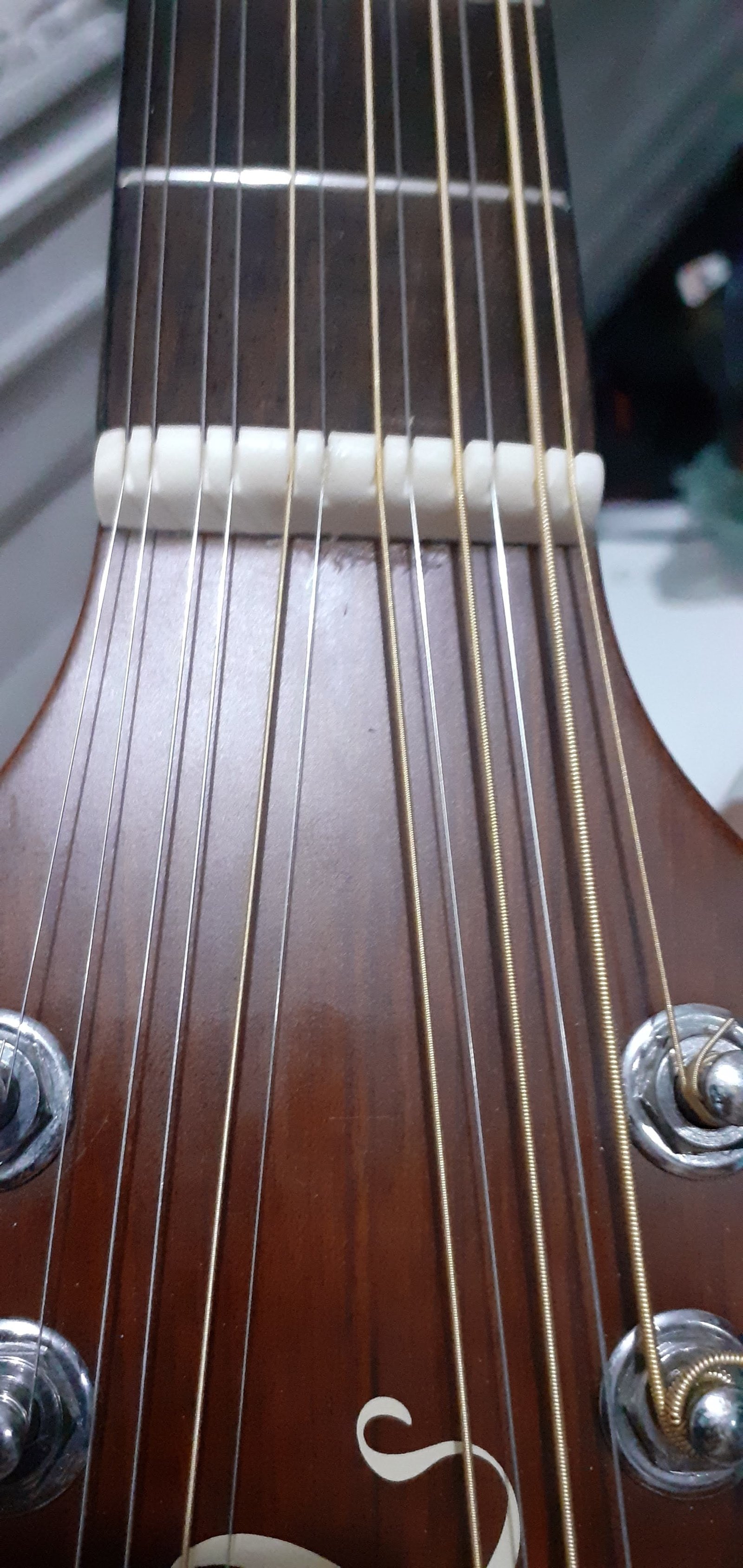 Pestana de osso feita sob medida no braço do violão Takamine 12 cordas