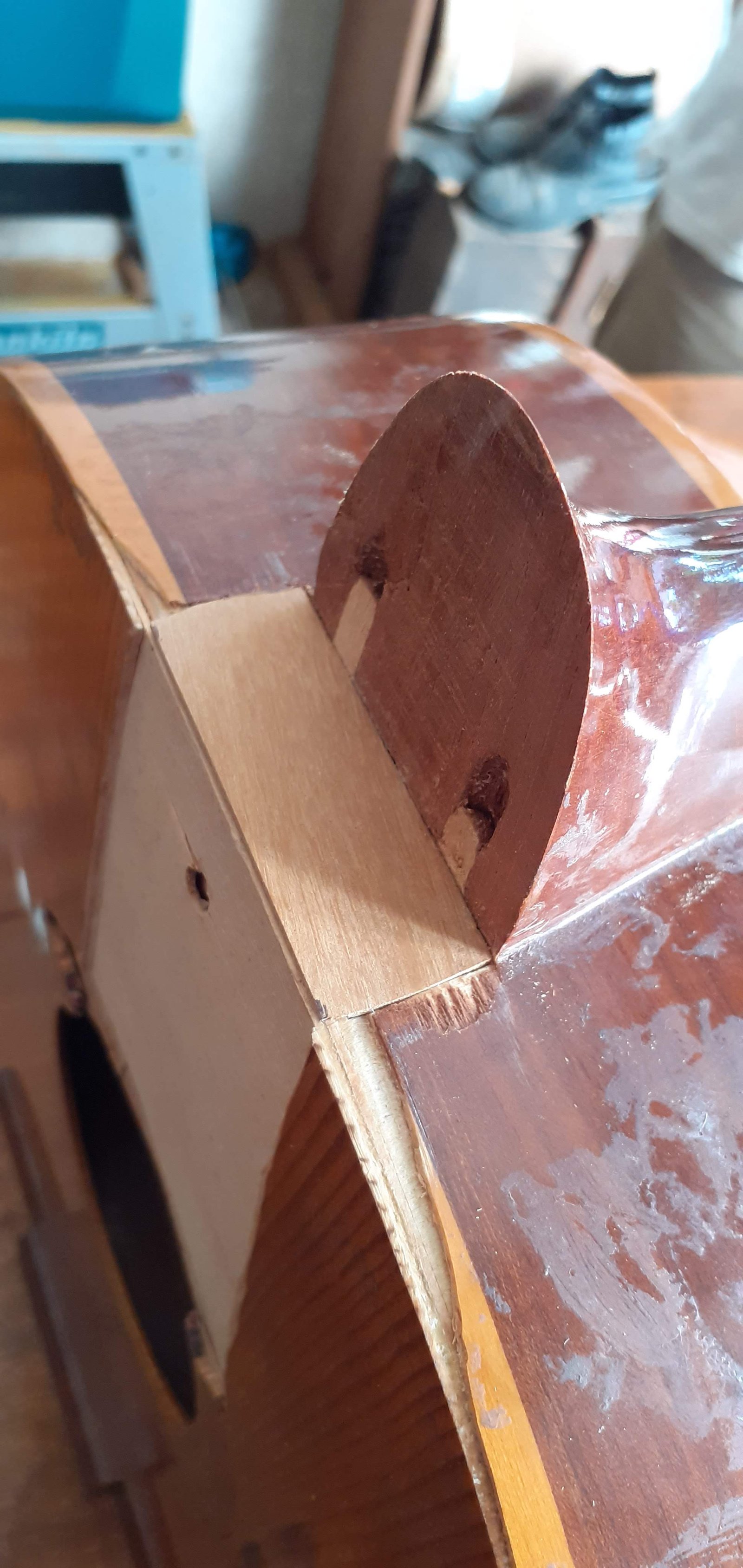 Rachadura na junção do braço com o corpo do violão após uma queda